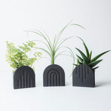 Load image into Gallery viewer, Ribon Up Planter - Black