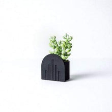 Load image into Gallery viewer, Ribon Up Planter - Black