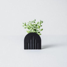 Load image into Gallery viewer, Ribon Up Planter - Black