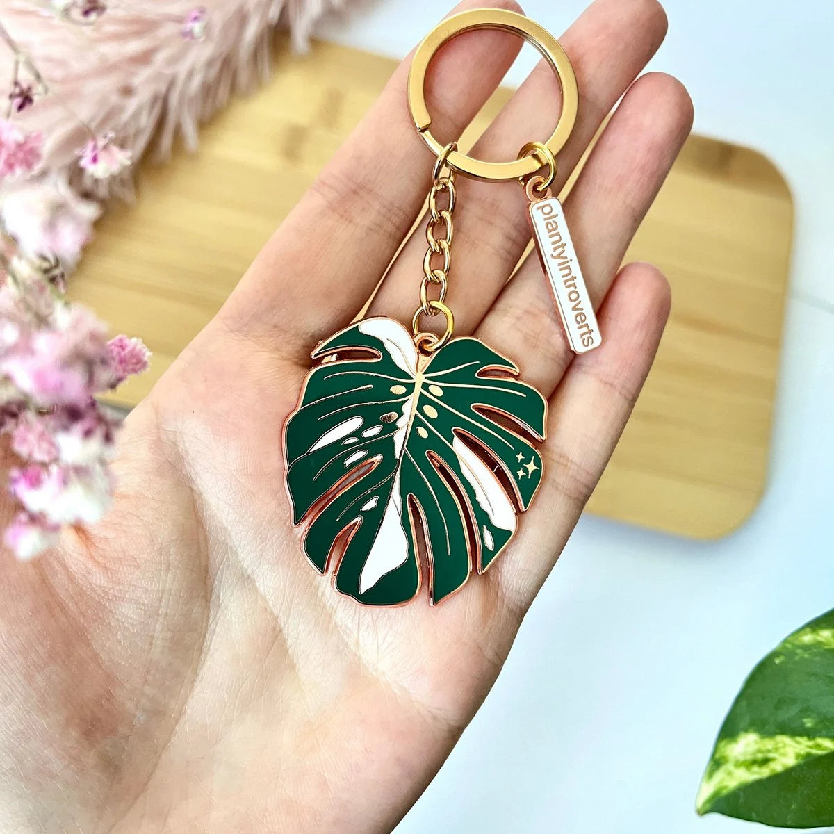 monstera schlüsselanhänger Keychain - Monstera Variegata | Planty Introverts | FoliFolia
