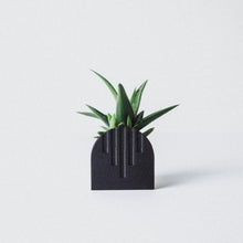 Load image into Gallery viewer, Ribon Down Planter - Black
