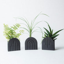 Load image into Gallery viewer, Ribon Up Planter - Black
